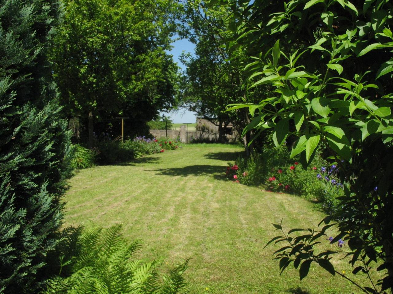 Les Jardins De La Grange Bed & Breakfast Rezonville Exterior photo